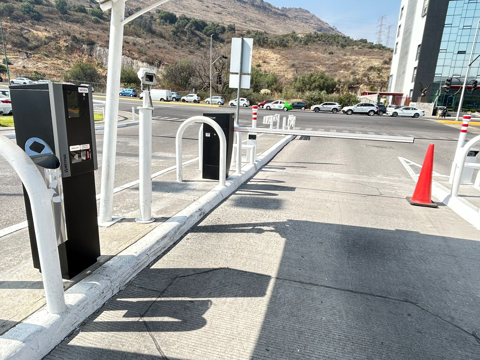Carril de acceso con sombra proyectada y barrera automatizada