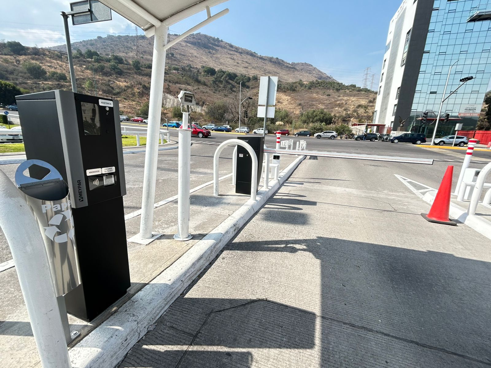 Módulo lateral de acceso con barrera y cámara