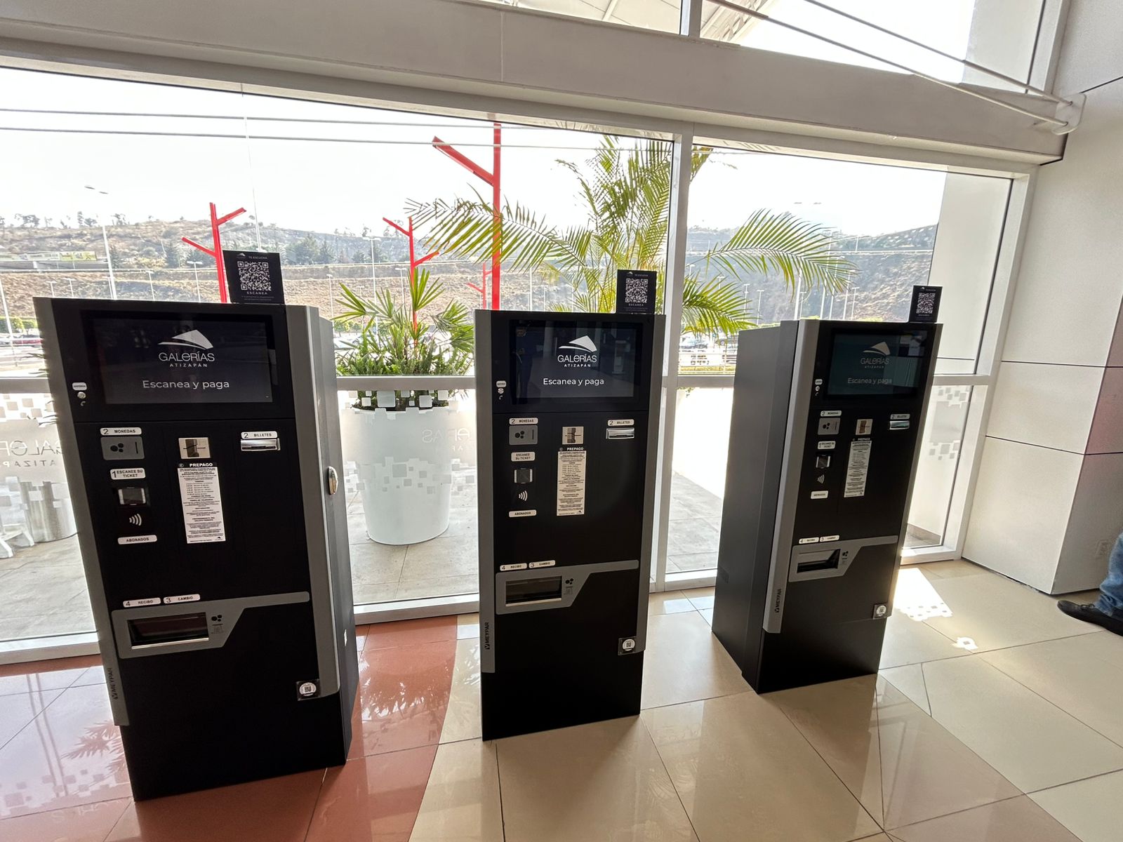 Kioscos de pago instalados en un centro comercial